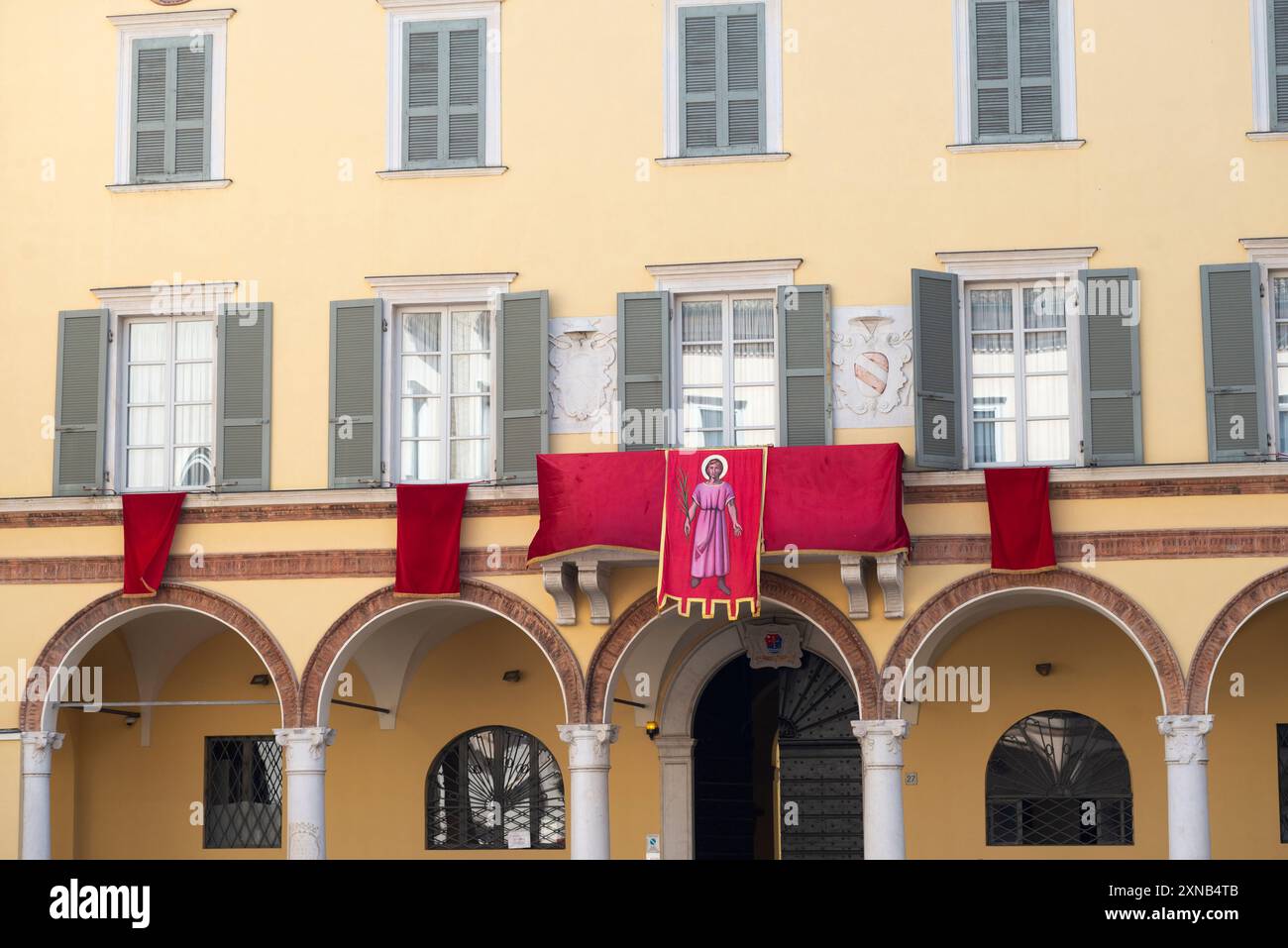 Italie, Lombardie, Crema, Palazzo Vescovile, bannière de San Pantaleone patron Saint de Crema Banque D'Images
