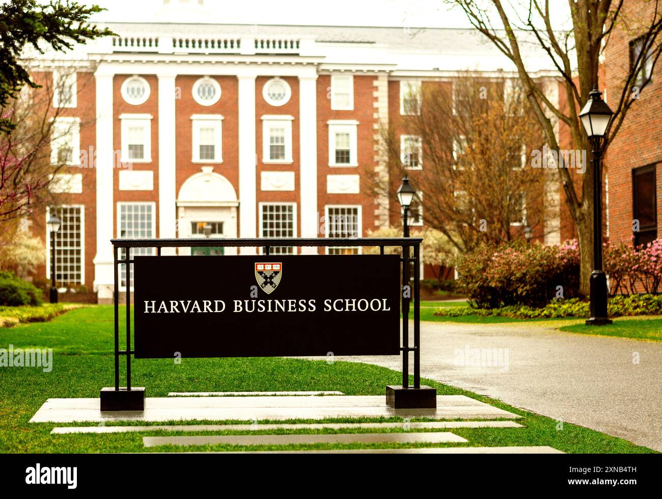 Boston, Massachusetts, États-Unis - 17 avril 2023 : une enseigne de Harvard Business School devant le Bloomberg Center. Banque D'Images