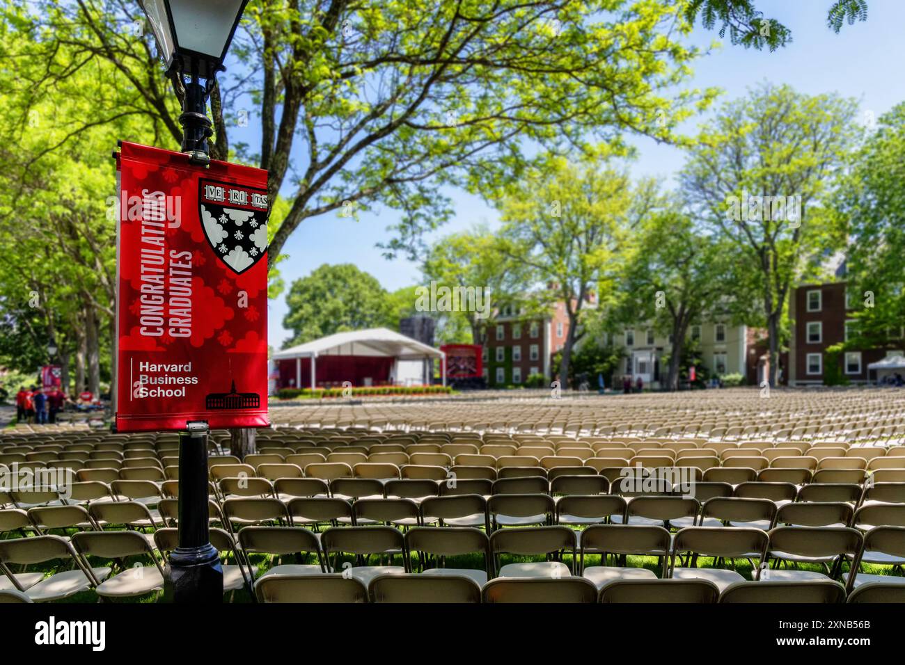 Boston, Massachusetts, États-Unis - 22 mai 2024 : une bannière rouge « Félicitation Gratulation Graduates » de la Harvard Business School avec le bouclier Harvard dessus. Banque D'Images