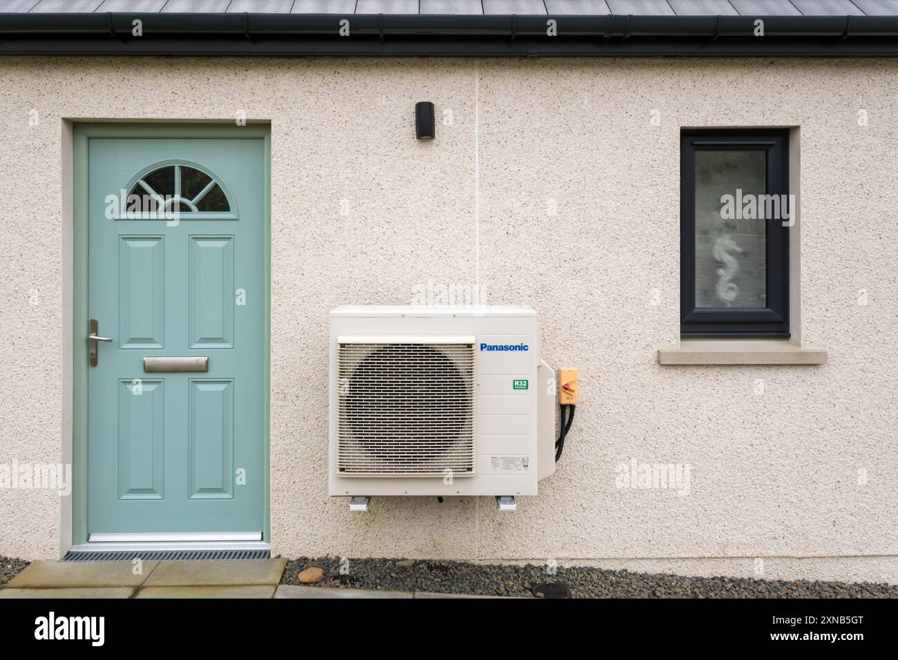 Une pompe à chaleur de source d'air à l'extérieur d'une maison dans les Orcades. Banque D'Images