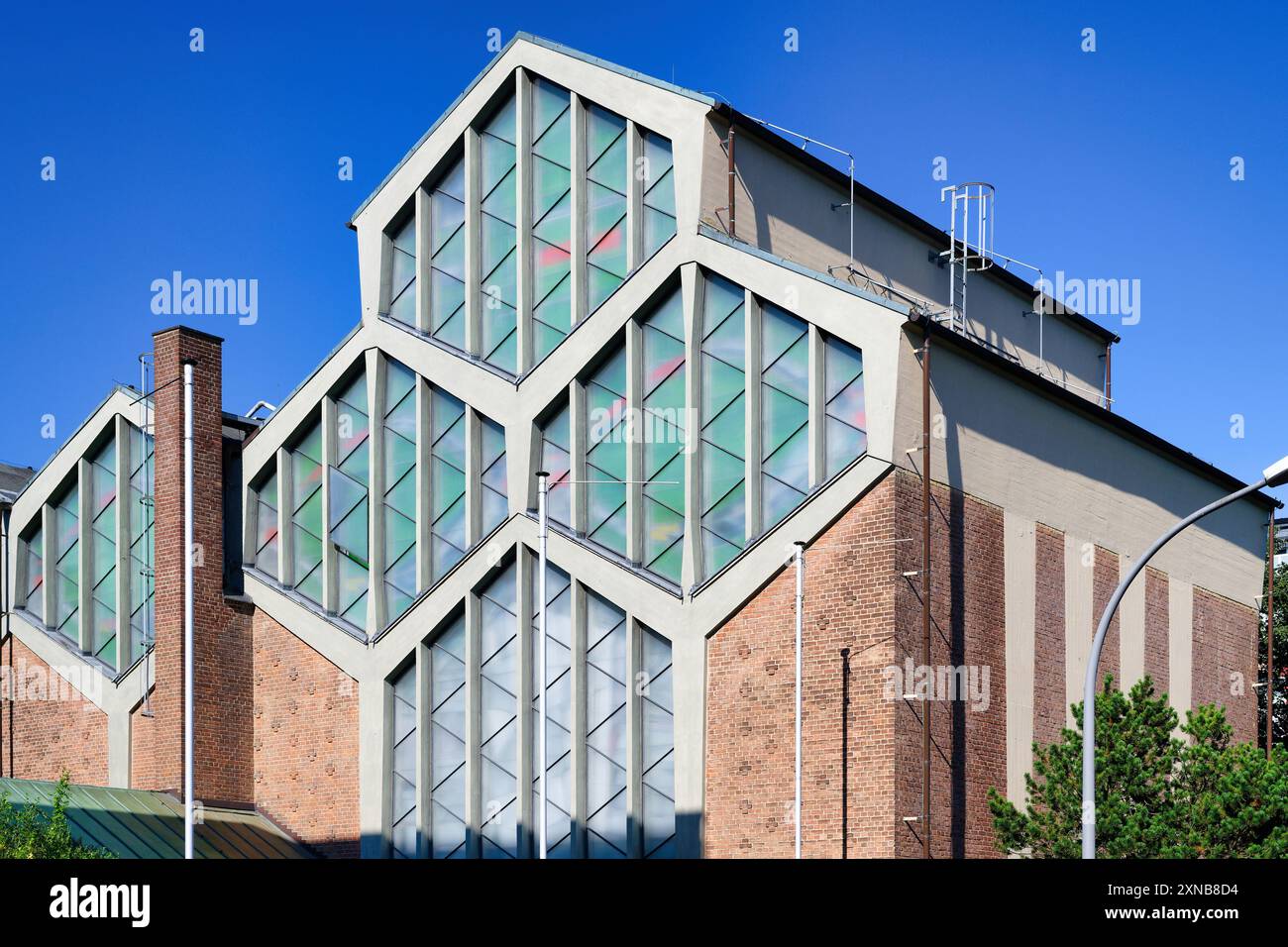 L'église de Joseph des années 1950 à Cologne-Braunsfeld avec ses fenêtres hexagonales uniques Banque D'Images