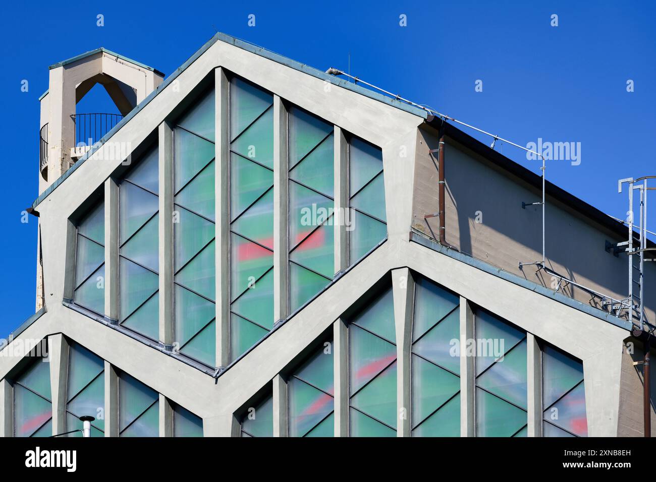 L'église de Joseph des années 1950 à Cologne-Braunsfeld avec ses fenêtres hexagonales uniques Banque D'Images