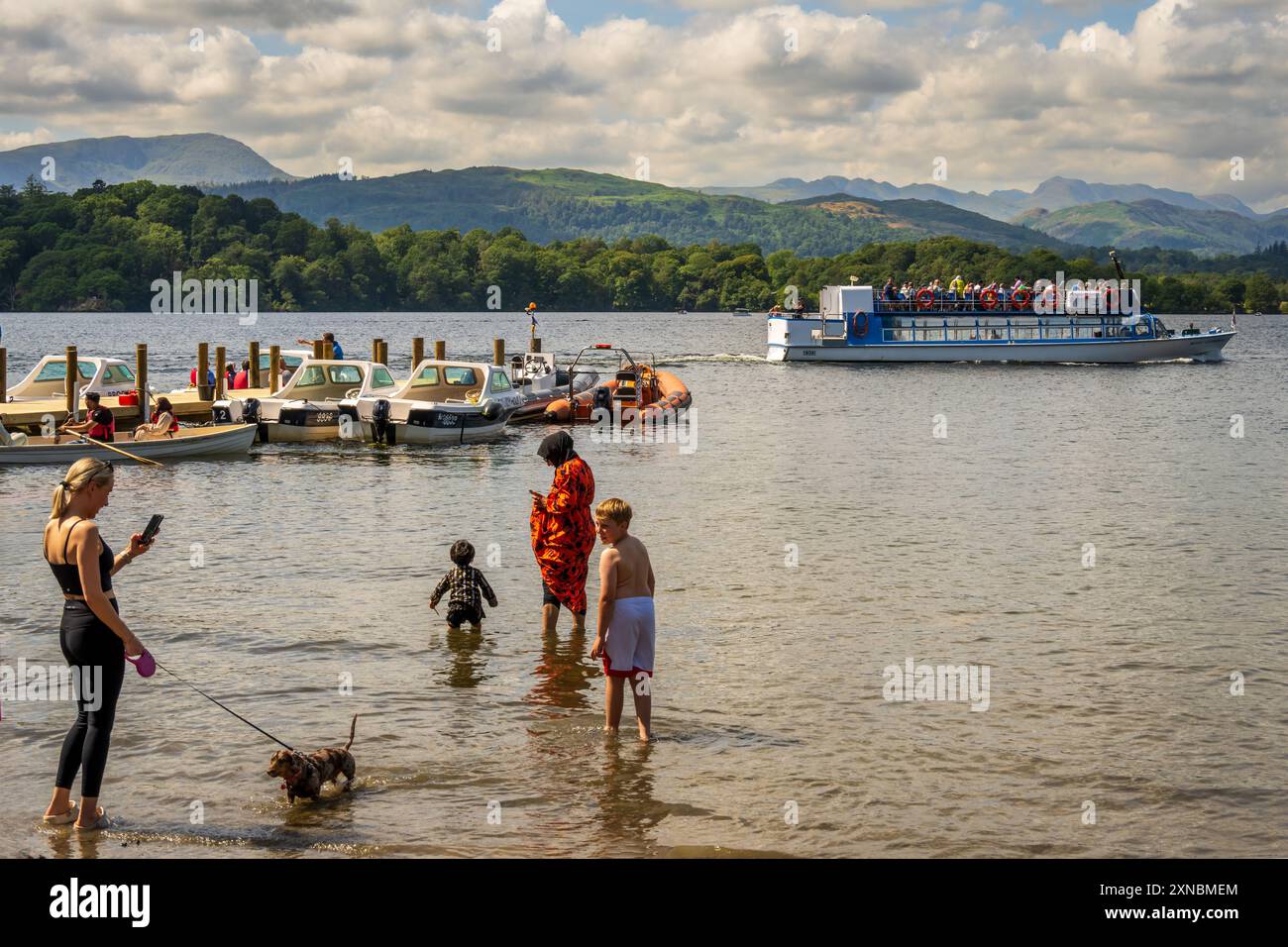 Joyeux jour trippers à Brockhole sur Windermere. Brockhole Park le centre des visiteurs du Lake District. Banque D'Images