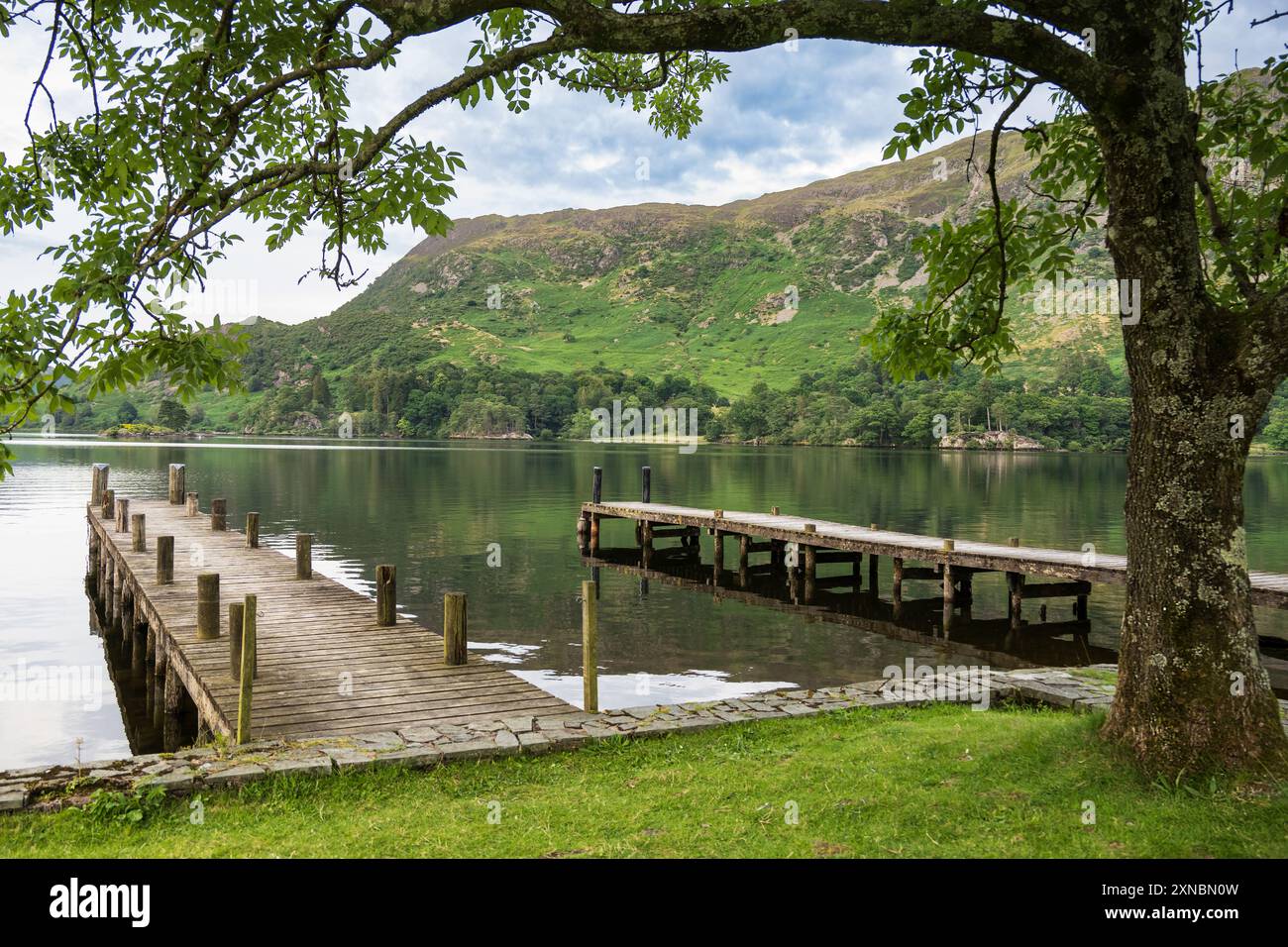 Jetées doubles sur Ullswater éclairées le soir. Banque D'Images