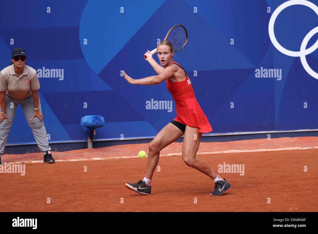 Paris, France. 30 juillet 2024. Jeux olympiques de Paris : Tennis : hommes : Anna Karolina Schmiedlova, de Slovaquie, lors de sa victoire bouleversée sur le numéro 4, Jasmine Paolini, d'Italie, à Roland Garros lors des Jeux olympiques de Paris 2024. Schmiedlova remporte le match en trois sets. Crédit : Adam Stoltman/Alamy Live News Banque D'Images