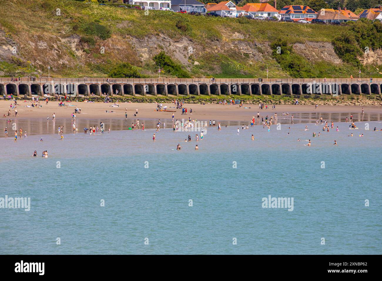 Personnes en vacances sur la plage Sunny Sands de Folkestone dans le kent, Royaume-Uni Banque D'Images