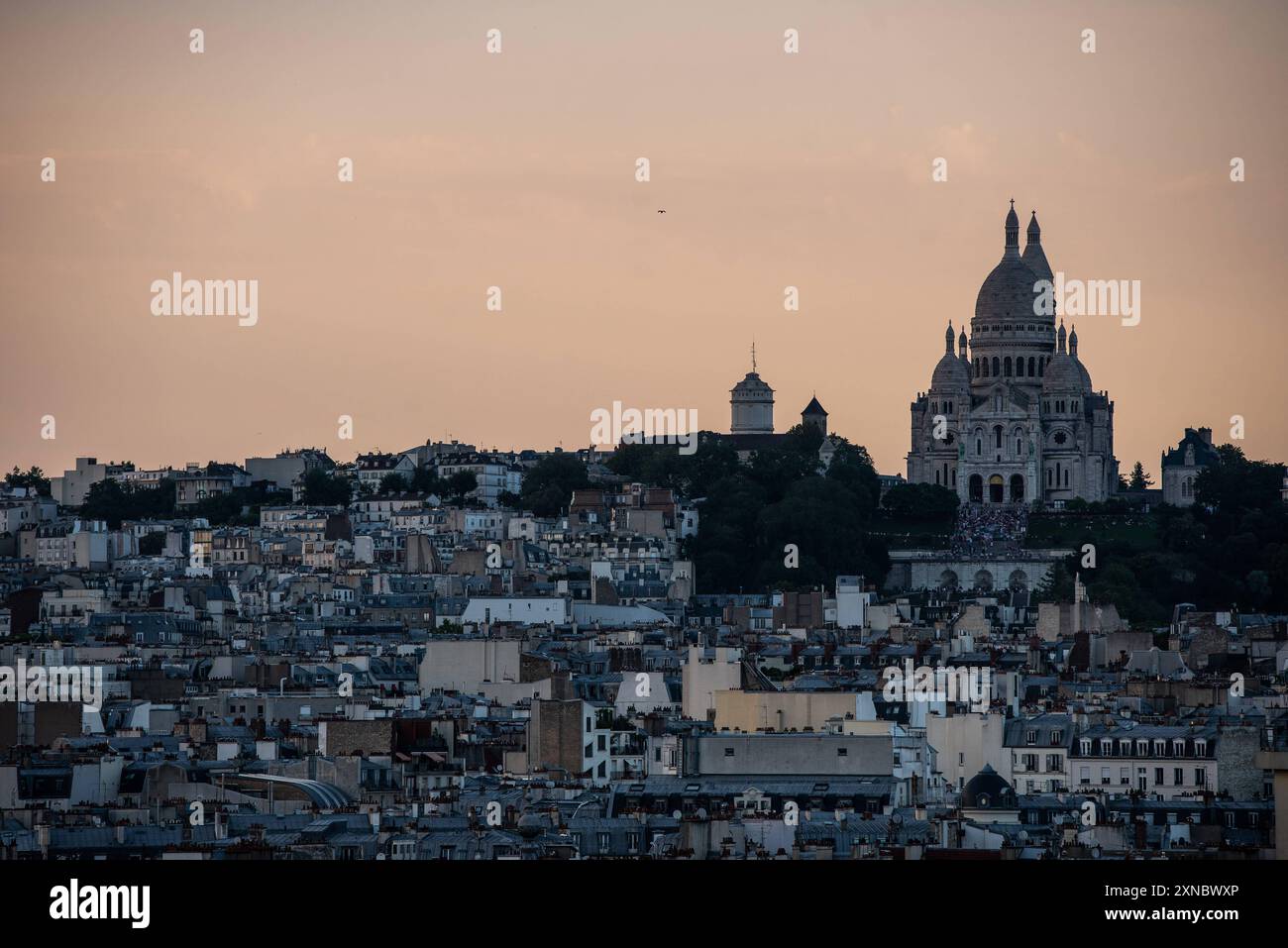 FRANCE-CINÉMA-PAYSAGE-PARIS vue de Paris depuis la terrasse du Grand Rex, le plus grand et le plus prestigieux cinéma de Paris. Visible à l'horizon, la silhouette du SacrÃ coeur. Paris, le 30 juillet 2024. PARIS ILE-DE-FRANCE FRANCE COPYRIGHT : XANDREAXSAVORANIXNERIX FRANCE-CINEMA-SCAPE-PARIS-AS ASAVORANINERI-12 Banque D'Images