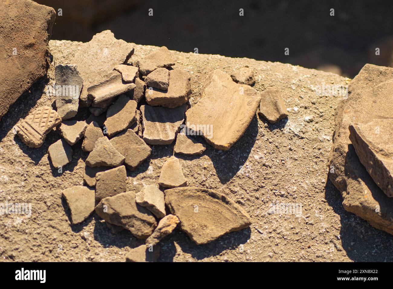 pièces de céramique trouvées dans une fouille archéologique Banque D'Images