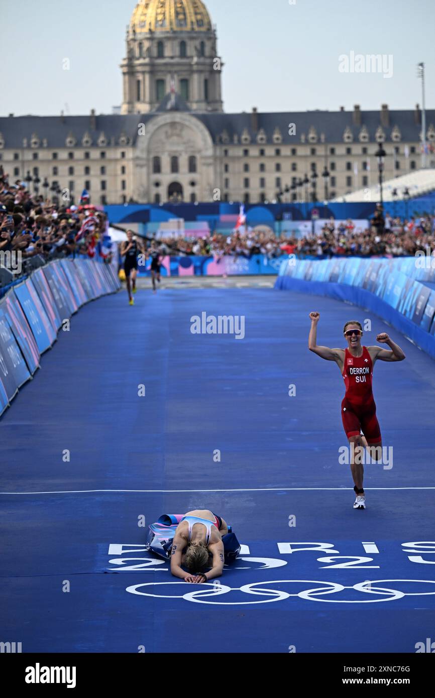 BEAUGRAND Cassandre (front) of France falls down after crossing the goal line in the Women's Triathlon in Paris on July 31, 2024, as DERRON Julie (red jersey) of Switzerland finished 2nd place. BEAUGRAND Cassandre won the gold medal. ( The Yomiuri Shimbun via AP Images ) Banque D'Images
