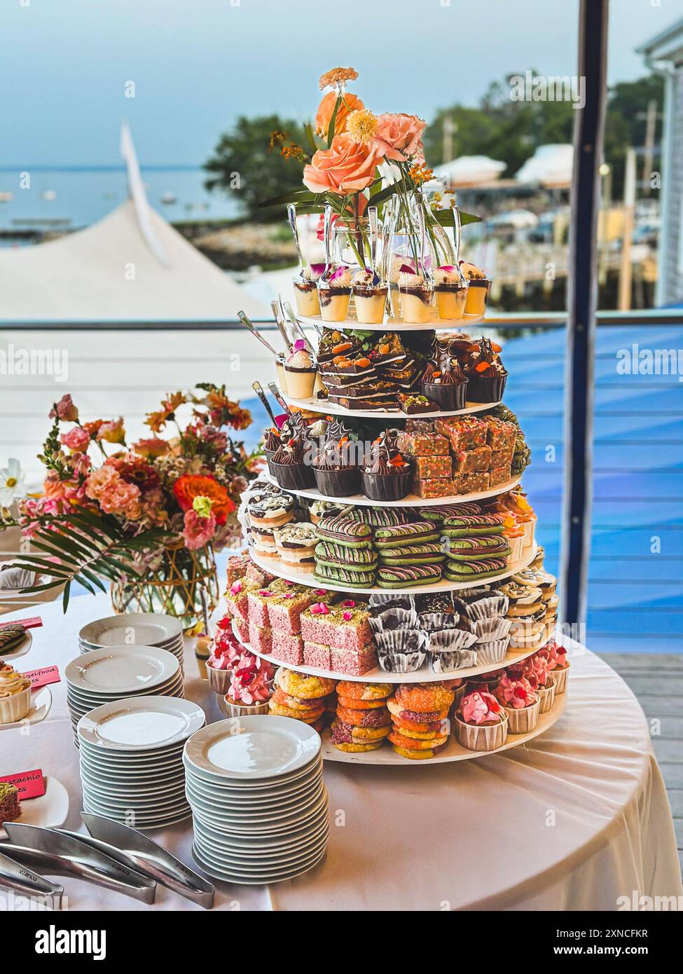 Une belle tour d'exposition de desserts pour une célébration de mariage Banque D'Images