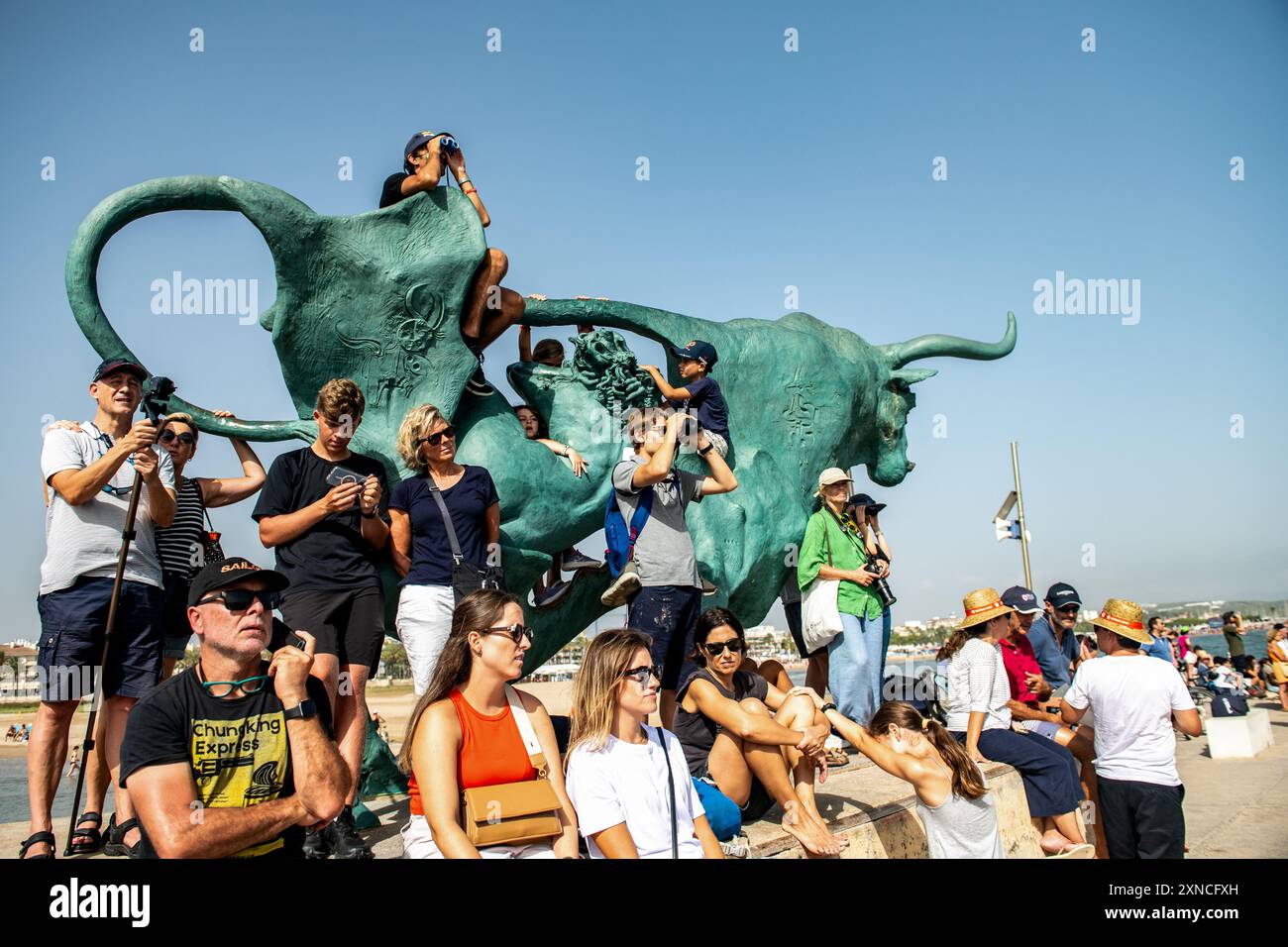 Les foules regardent la régate préliminaire de la 37e Coupe de l'America. Catalogne - Espagne. LOUIS VUITTON 37E COUPE DE L'AMERICA BARCELONE ©PAUL TODD/OUTSIDEIMAGES Banque D'Images