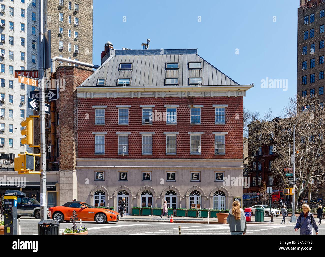 61 Christopher Street, un immeuble d'appartements dans le quartier historique de Greenwich Village, abrite également le Duplex, un bar gay de premier plan. Banque D'Images