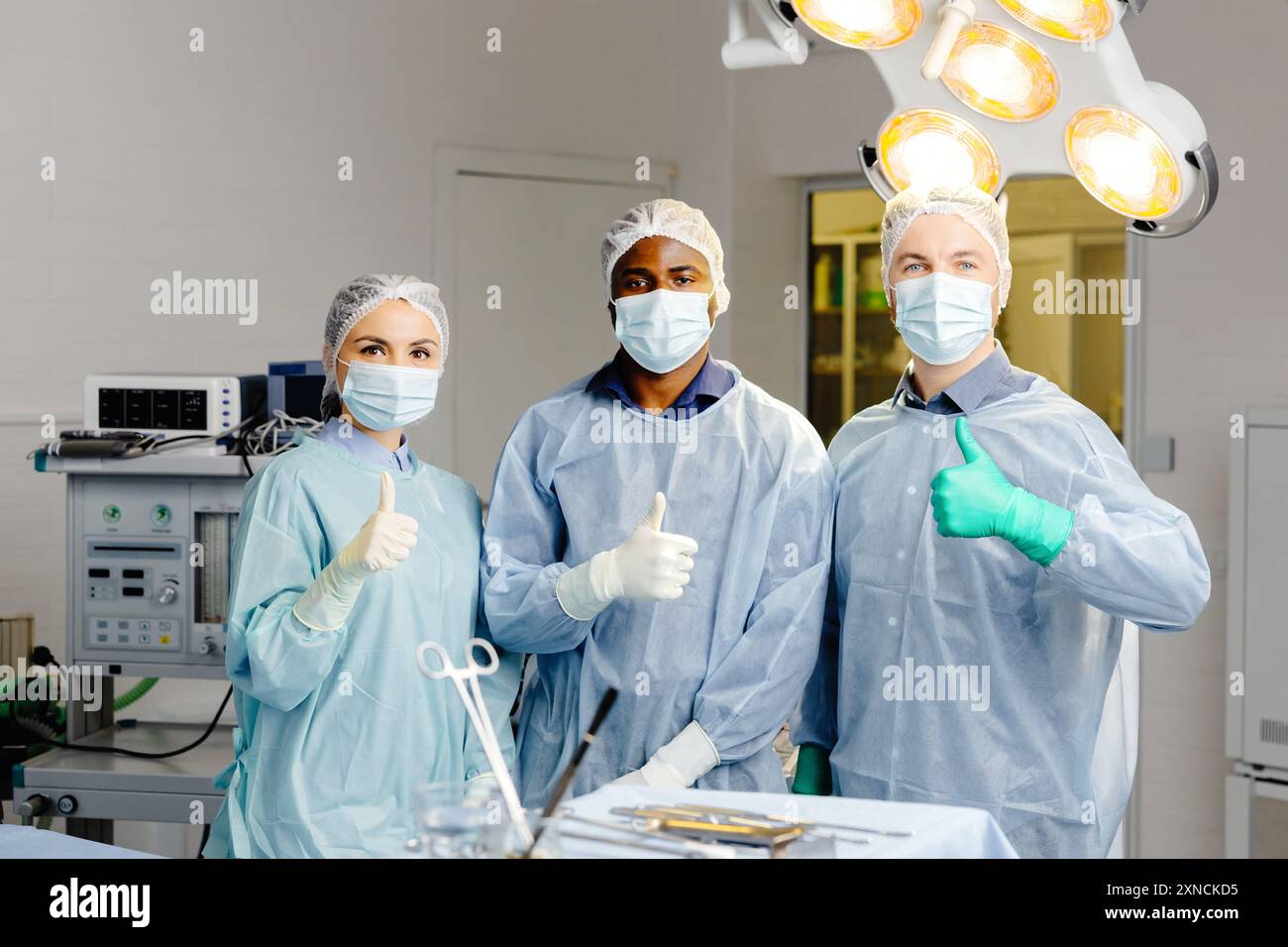 Groupe de médecins discutant de cas de patients autour de table. Banque D'Images