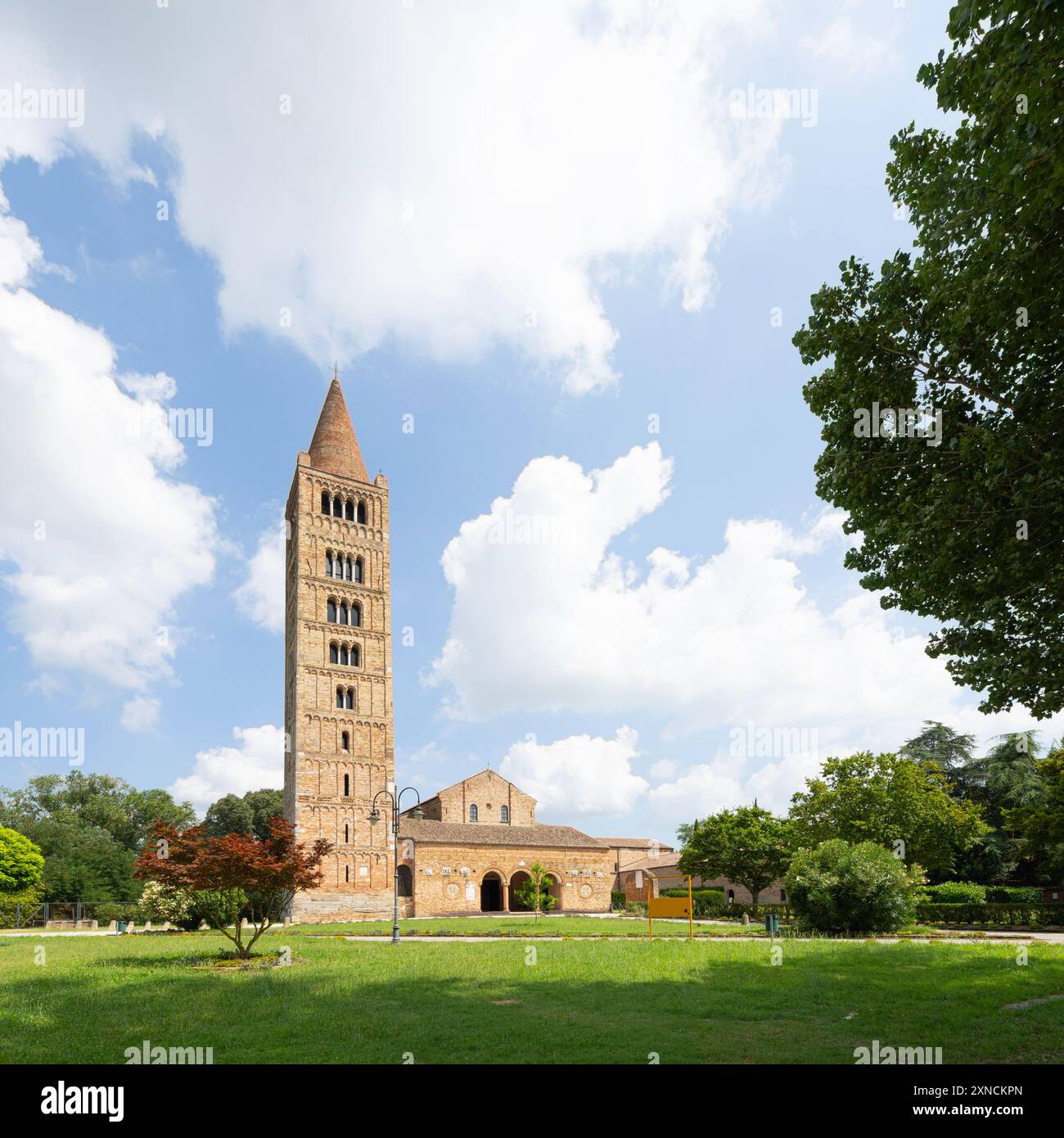 Pomposa, Italie. 27 juillet 2024. Vue panoramique sur la basilique de Pomposa Banque D'Images
