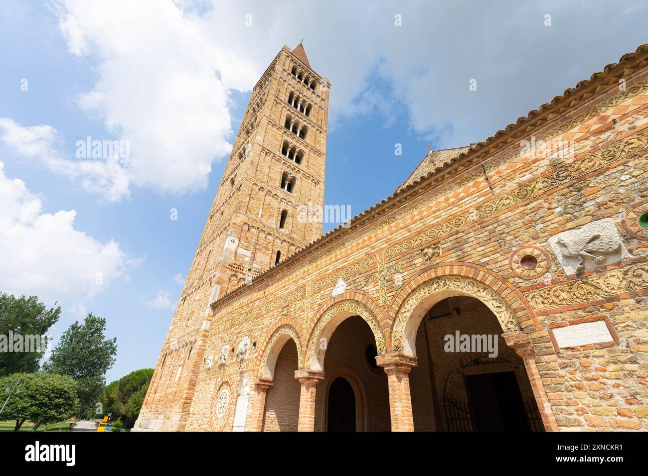 Pomposa, Italie. 27 juillet 2024. Vue panoramique sur la basilique de Pomposa Banque D'Images