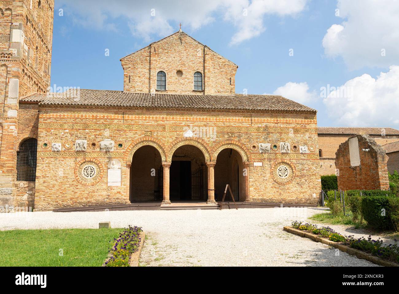Pomposa, Italie. 27 juillet 2024. Vue panoramique sur la basilique de Pomposa Banque D'Images