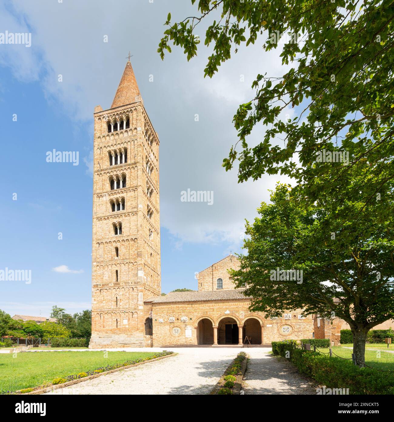 Pomposa, Italie. 27 juillet 2024. Vue panoramique sur la basilique de Pomposa Banque D'Images