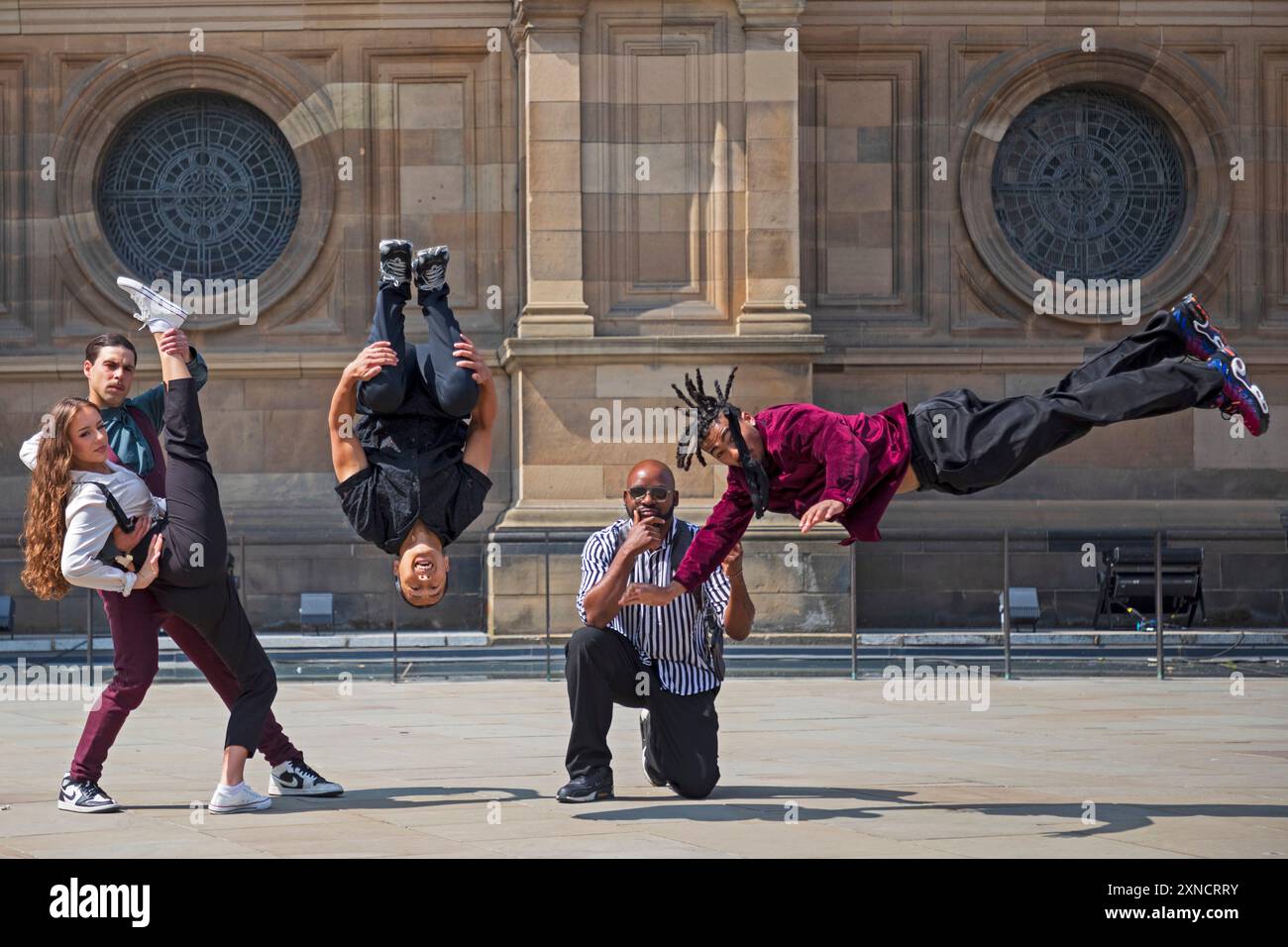 Bristo Square, Édimbourg, Écosse, Royaume-Uni. 30 juillet 2024. EdFringe Photocall : DANCE 'n' SPEAK EASY by HIP-HOP WORLD-CHAMPIONS 'Wanted Posse' Champions du monde de Hip-Hop dans un univers alternatif électrisant où les pas de Charleston et les rythmes Jitterbug rencontrent le hip-hop freestyle dans un speakeasy New-yorkais des années 1920. Du 1er au 26 août à 15h25 au McEwan Hall. Credit : Arch White/Alamy Live news. Banque D'Images