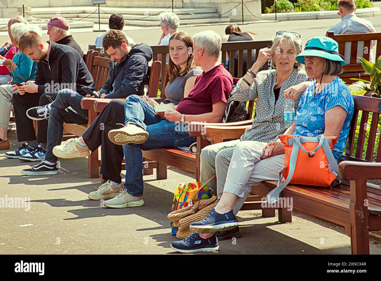 Glasgow, Écosse, Royaume-Uni. 31 juillet 2024. Météo britannique : ensoleillé vu les touristes et les habitants prendre le style mile sur george Square dans le centre-ville. Crédit Gerard Ferry/Alamy Live News Banque D'Images