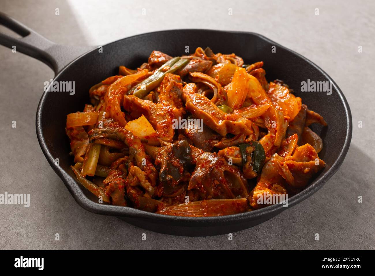 Estomac de porc sauté avec assaisonnement épicé Banque D'Images