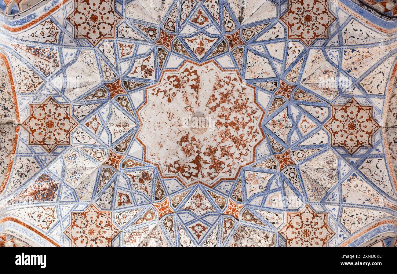 Décoration du plafond de la mosquée d'hiver d'Abdulaziz Khan Madrasah, une ancienne madrasah à Boukhara, Ouzbékistan. Il a été construit en 1652-1654 Banque D'Images