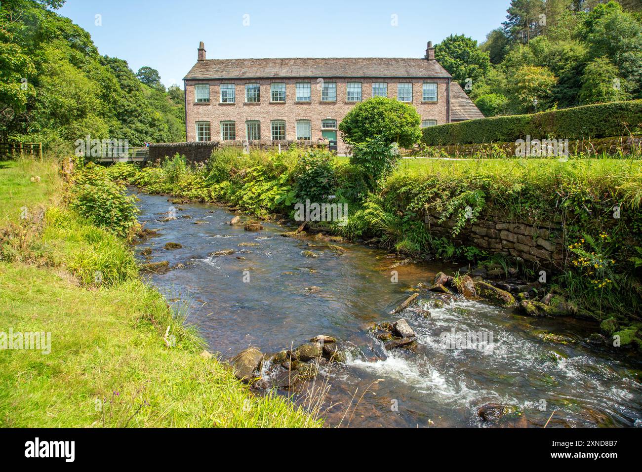 Gradbach Mill sur les rives de la rivière Dane dans le Staffordshire Peak District anglais, une ancienne usine de soie du 16ème siècle, et maintenant un lieu d'événements Banque D'Images