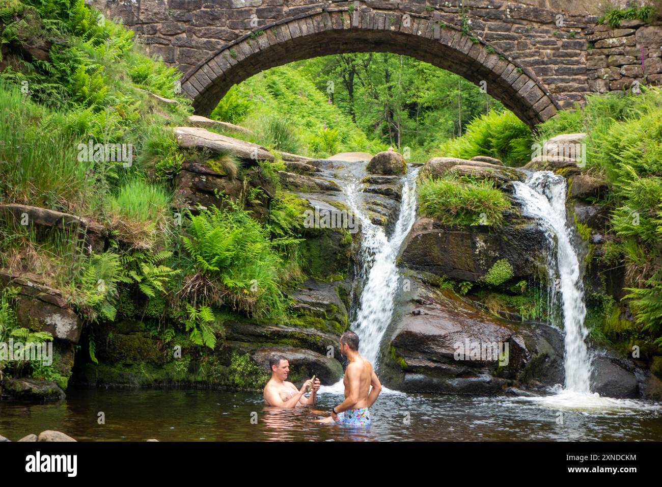 Les gens apprécient le soleil de l'été 2024 sur le site de beauté Peak District des Three Shires Head, où le Cheshire Derbyshire et le Staffordshire se rencontrent Banque D'Images