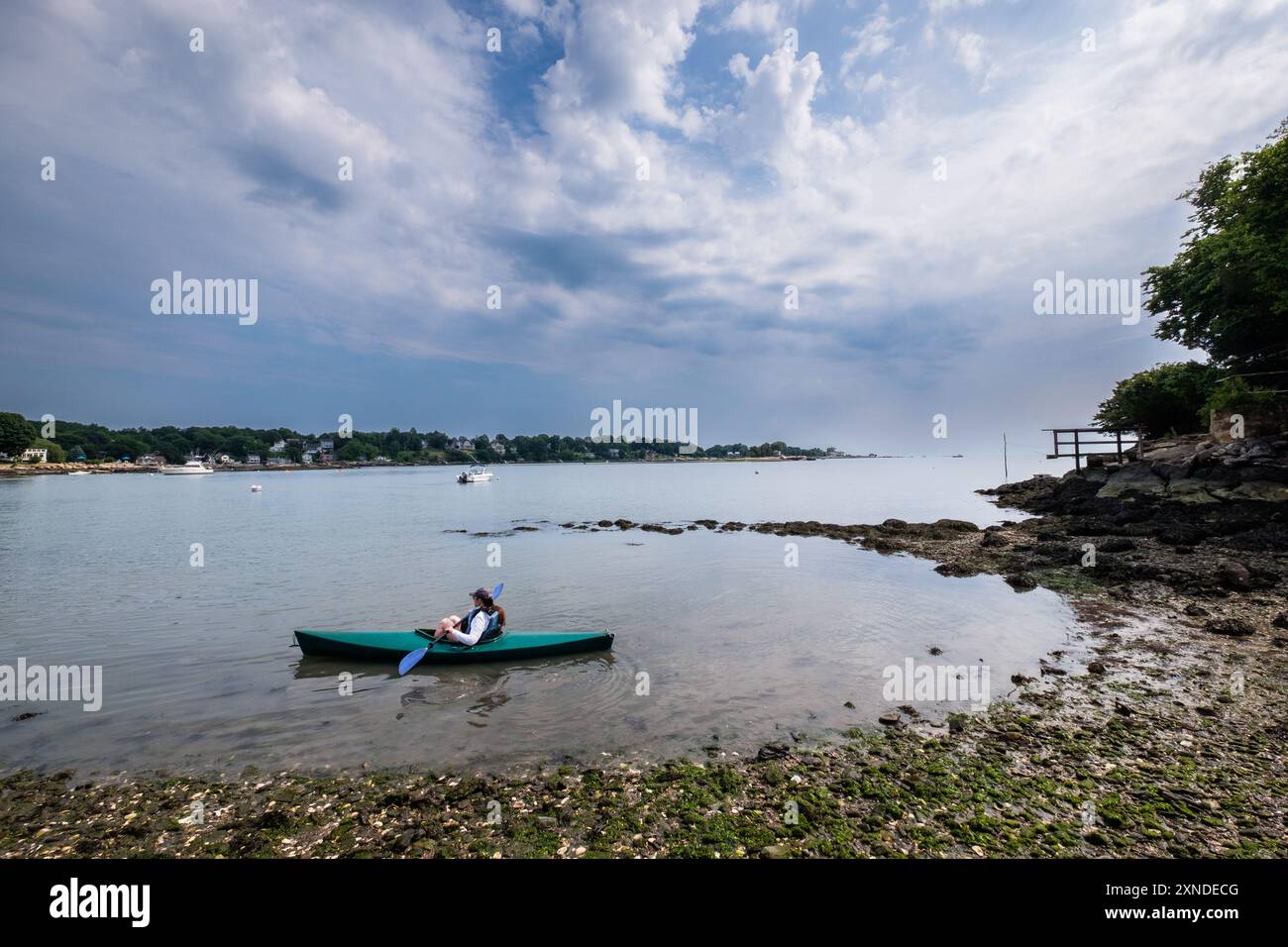 Kayak flotte à Joshua Cove à Guilford, Connecticut, Nouvelle-Angleterre, États-Unis, sur long Island Sound. Banque D'Images