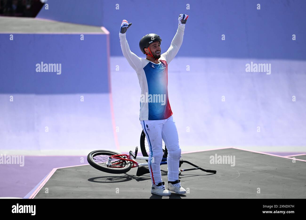 Paris, France, 31 juillet 2024 ; Jeux Olympiques de Paris, stade BMX de Saint-Quentin-en-Yvelines , Paris, France, jour 5 ; finale de BMX Freestyle masculin, Anthony JEANJEAN (Fra) célèbre sa deuxième manche crédit : action plus Sports images/Alamy Live News Banque D'Images