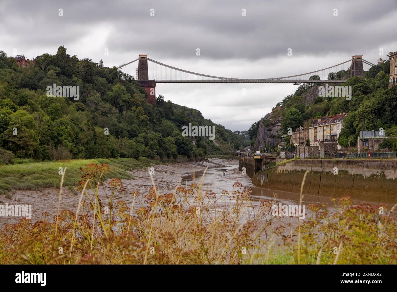 Pont suspendu de Clifton sur la rivière Avon à marée basse. Banque D'Images