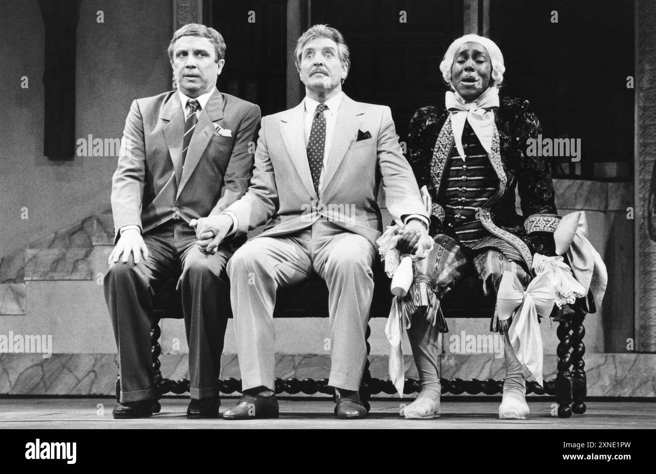 de gauche à droite : George Hearn (Albin), Denis Quilley (Georges), Donald Waugh (Jacob) dans LA CAGE aux foles au London palladium, Londres W1 07/05/1986 musique : Jerry Herman livre : Harvey Fierstein D'après la pièce de Jean Poiret décor : David Mitchell costumes : Theoni V Aldredge éclairage : Jules Fisher chorégraphie : Scott Salmon réalisateur: Arthur Laurents Banque D'Images