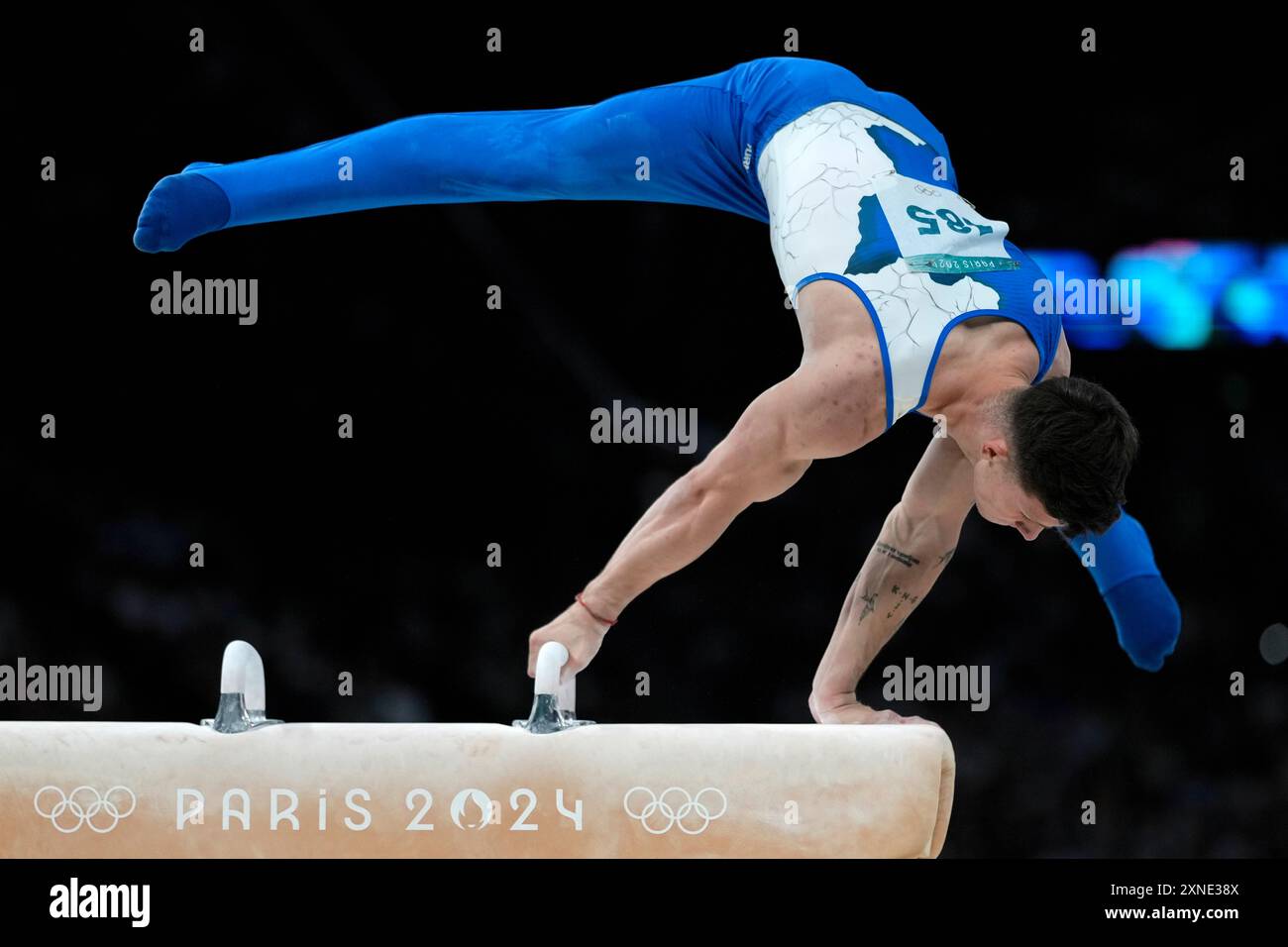 Illia Kovtun, of Ukraine, performs on the pommel horse during the men's artistic gymnastics all-around finals in Bercy Arena at the 2024 Summer Olympics, Wednesday, July 31, 2024, in Paris, France. (AP Photo/Francisco Seco) Banque D'Images