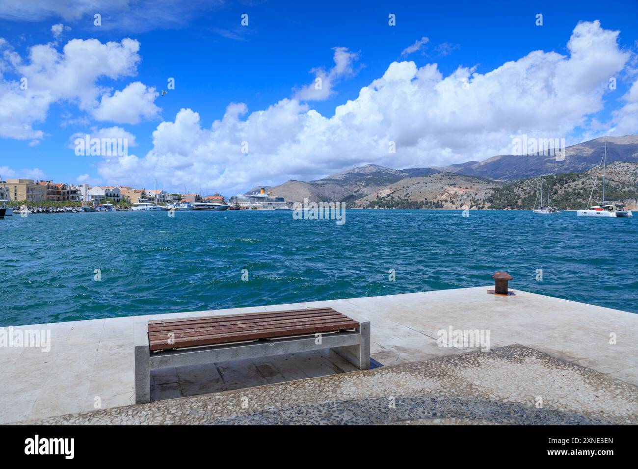 Vue de la ville d'Argostoli sur l'île de Kefalonia depuis la promenade, Grèce. Banque D'Images