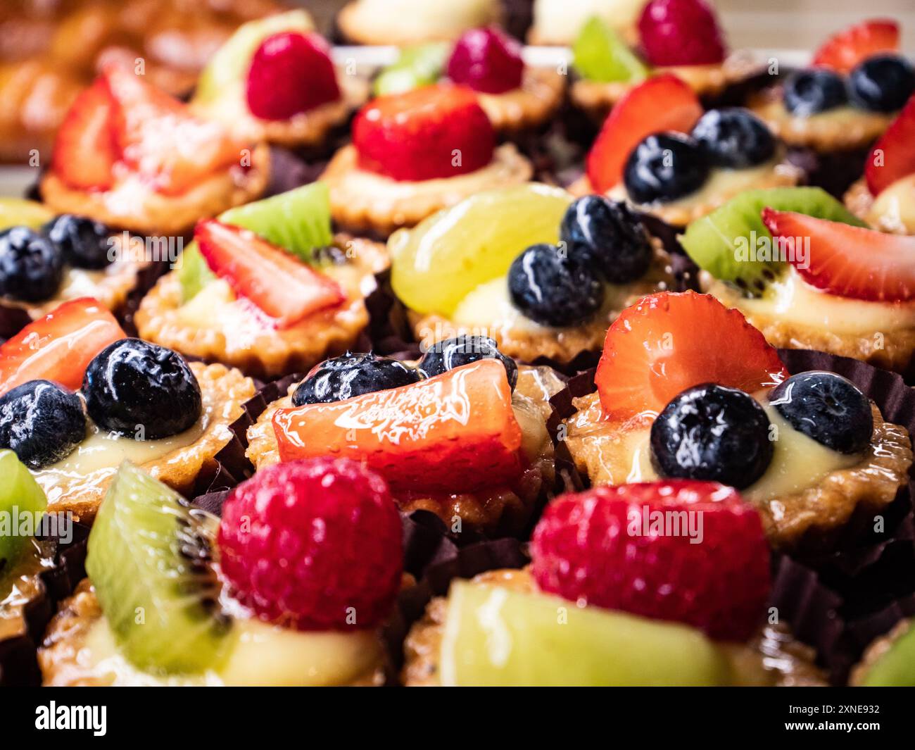 quelques desserts pâtissiers avec des fruits frais Banque D'Images