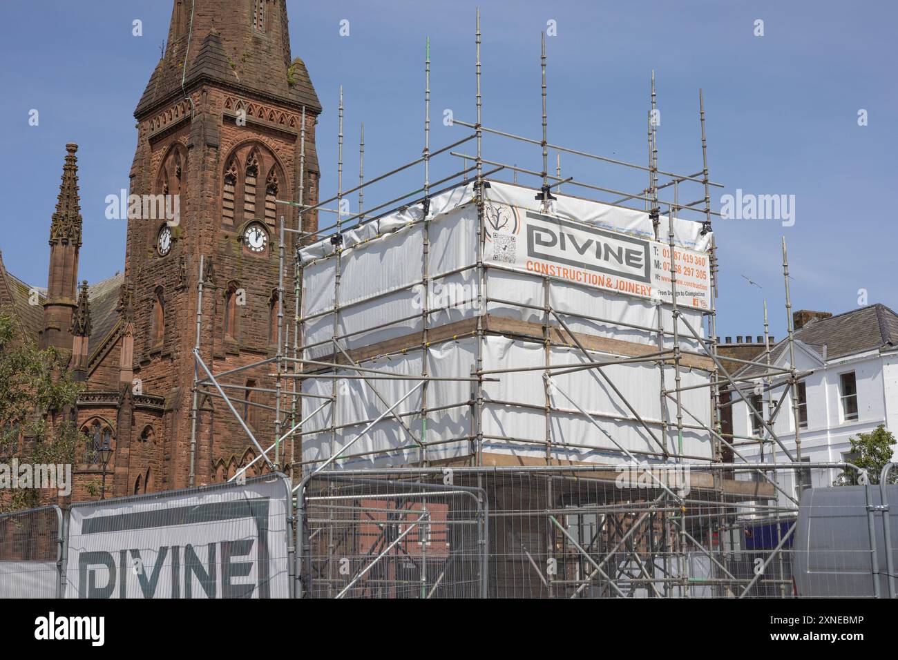 Un échafaudage cache la statue de Robert Burns dans le centre-ville de Dumfries, en Écosse. Cela permet aux entrepreneurs de réaliser des travaux de nettoyage et d'entretien. Banque D'Images