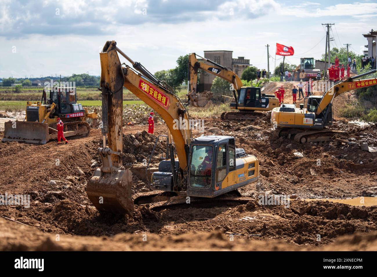 Changsha, province chinoise du Hunan. 31 juillet 2024. Des excavatrices travaillent à la restauration d'une digue brisée dans la rivière Juanshui dans le comté de Xiangtan, province du Hunan, au centre de la Chine, le 31 juillet 2024. La brèche s'est produite dans la rivière Juanshui dimanche après que de fortes pluies ont frappé la province du Hunan. Les travaux de restauration de la digue ont commencé ici mercredi. Crédit : Chen Sihan/Xinhua/Alamy Live News Banque D'Images