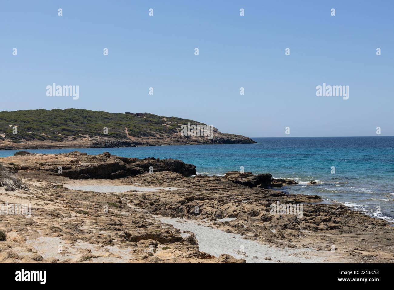 Vue imprenable sur la mer claire et la rive rocheuse Banque D'Images