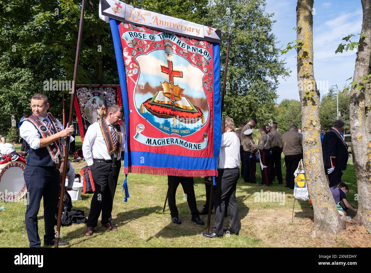 Ballyclare, Irlande du Nord - 27 août 2022 : bannière Royal Black Preceory, Rose de la vérité, Bible et Couronne, in hoc Signo Vinces. Banque D'Images