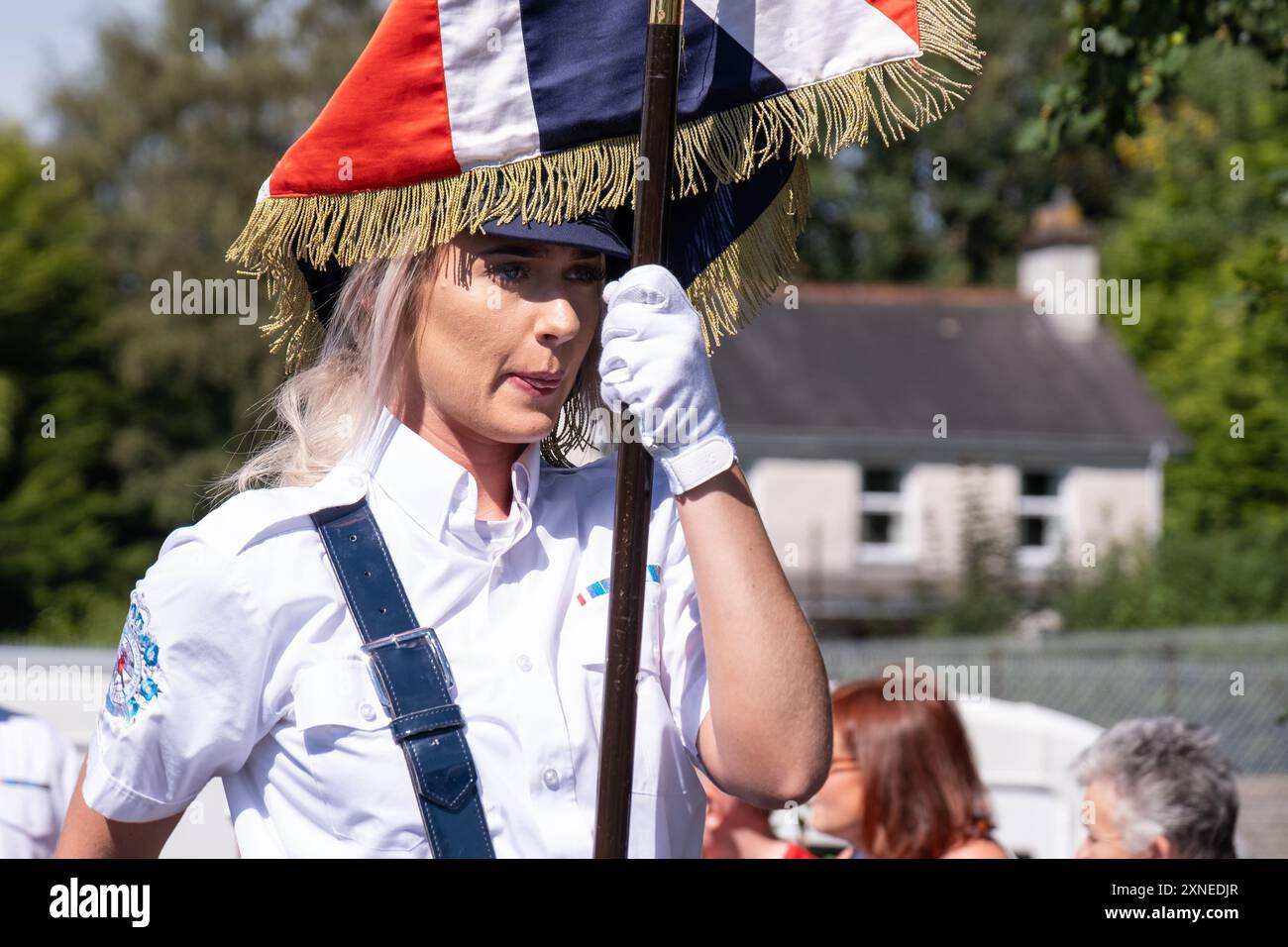 Ballyclare, Irlande du Nord - 27 août 2022 : fille portant union jack avec Rathcoole protestant Boys Flute Band à la Royal Black institution annuelle Banque D'Images