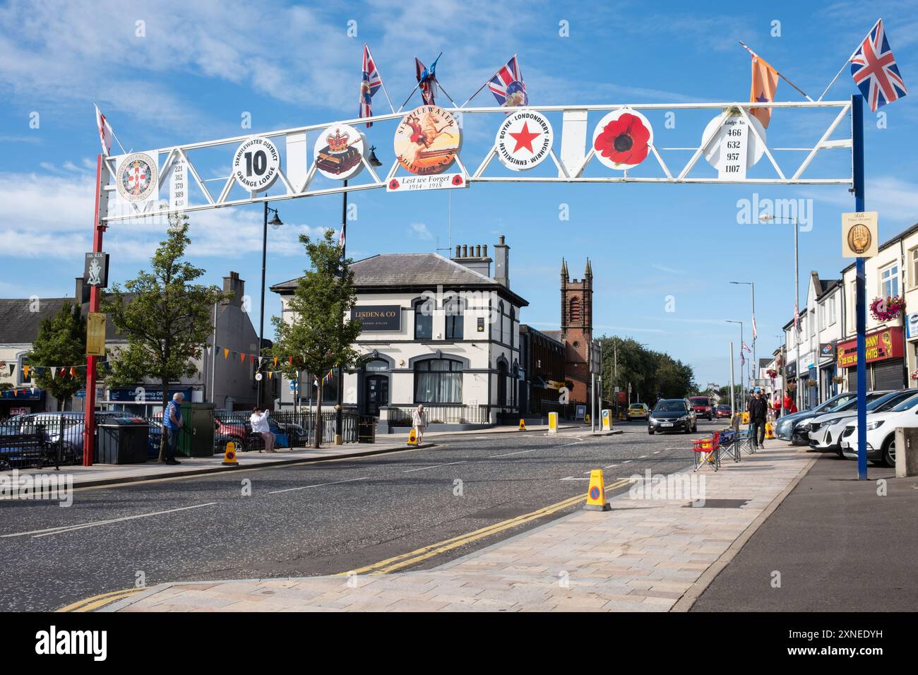 Ballyclare, Irlande du Nord - 27 août 2022 : ordre orange, arche de la Royal Black institution de l'autre côté de la rue. Symboles Bible et Couronne, union jack, drapeaux Banque D'Images