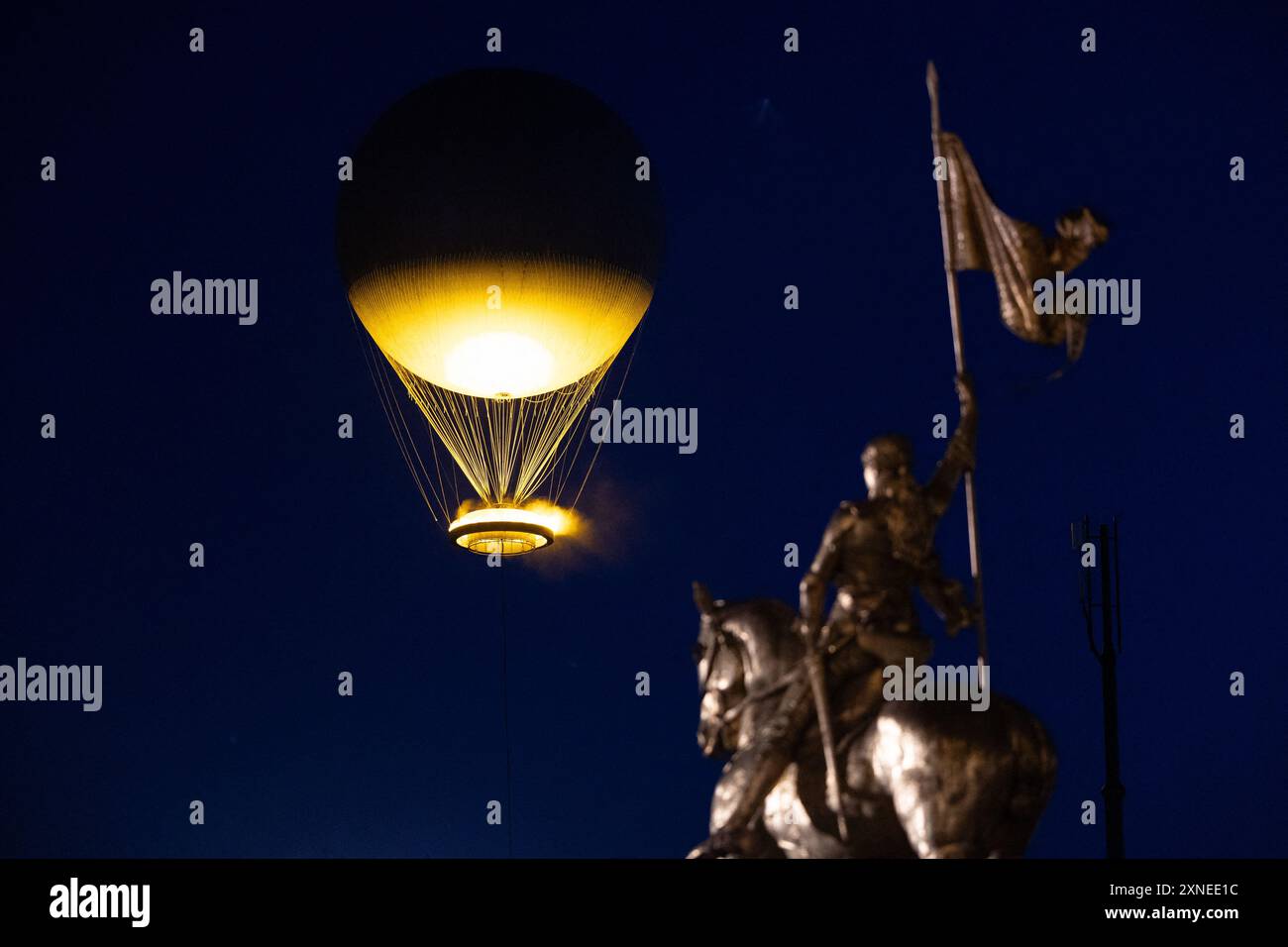 Paris, France. 29 juillet 2024. Statue de Jeanne d'Arc avec le chaudron des Jeux Olympiques de Paris 2024 attaché dans le jardin des Tuileries à un ballon alors qu'il se lève lors d'un coucher de soleil à Paris le 29 juillet 2024. Photo Raphael Lafargue/ABACAPRESS. COM Credit : Abaca Press/Alamy Live News Banque D'Images