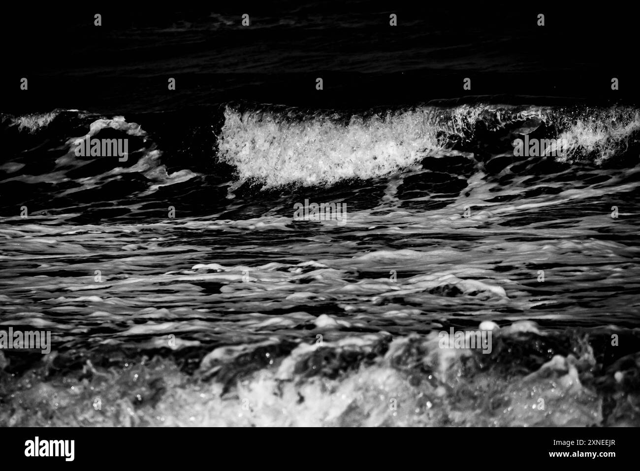 Image en noir et blanc de vagues spectaculaires qui s'écrasent le long de la côte de la mer Noire en Roumanie. Banque D'Images