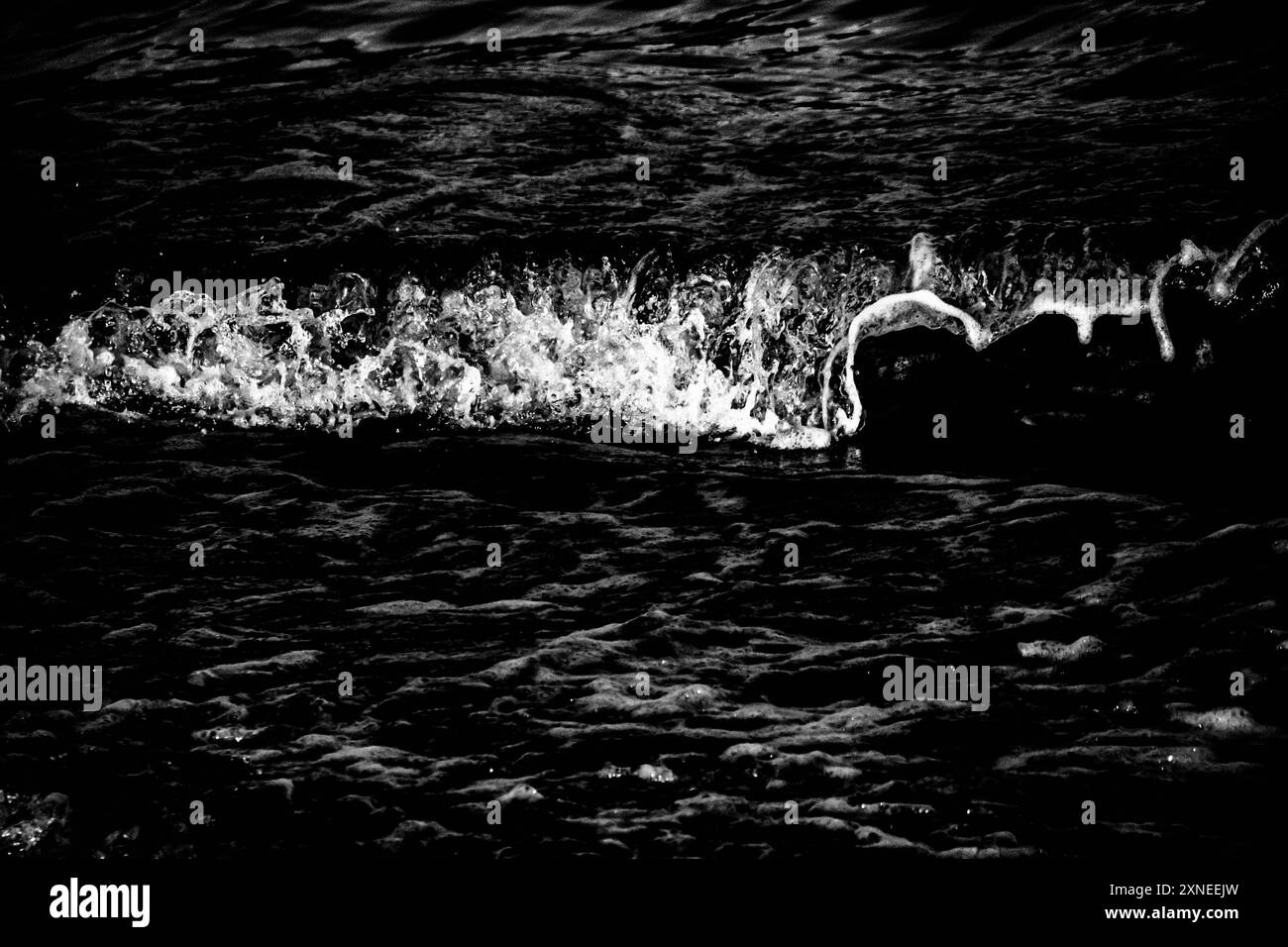 Image en noir et blanc de vagues spectaculaires qui s'écrasent le long de la côte de la mer Noire en Roumanie. Banque D'Images