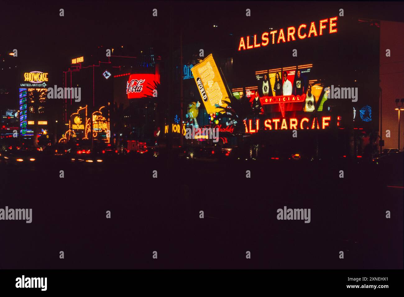 Las Vegas, 1998 : The Official All Star Café a été développé par Planet Hollywood et ouvert dans plusieurs villes, y compris le Showcase Mall sur le Strip de Las Vegas, qui présentait une bouteille de Coca de 100 pieds de haut. La société mère a fait faillite en 1999 et la dernière des propriétés a fermé en 2007. Banque D'Images