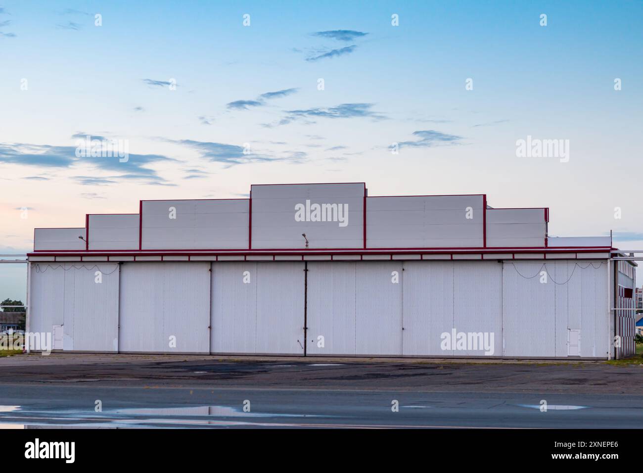 Hangar d'avion à l'extérieur un matin tôt d'été Banque D'Images