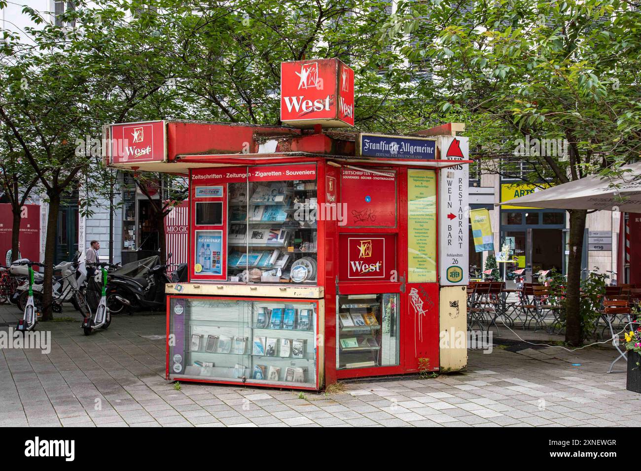 Kiosque de souvenirs, tabac et journaux ou kiosque à journaux dans le quartier de Neustadt à Hambourg, Allemagne Banque D'Images