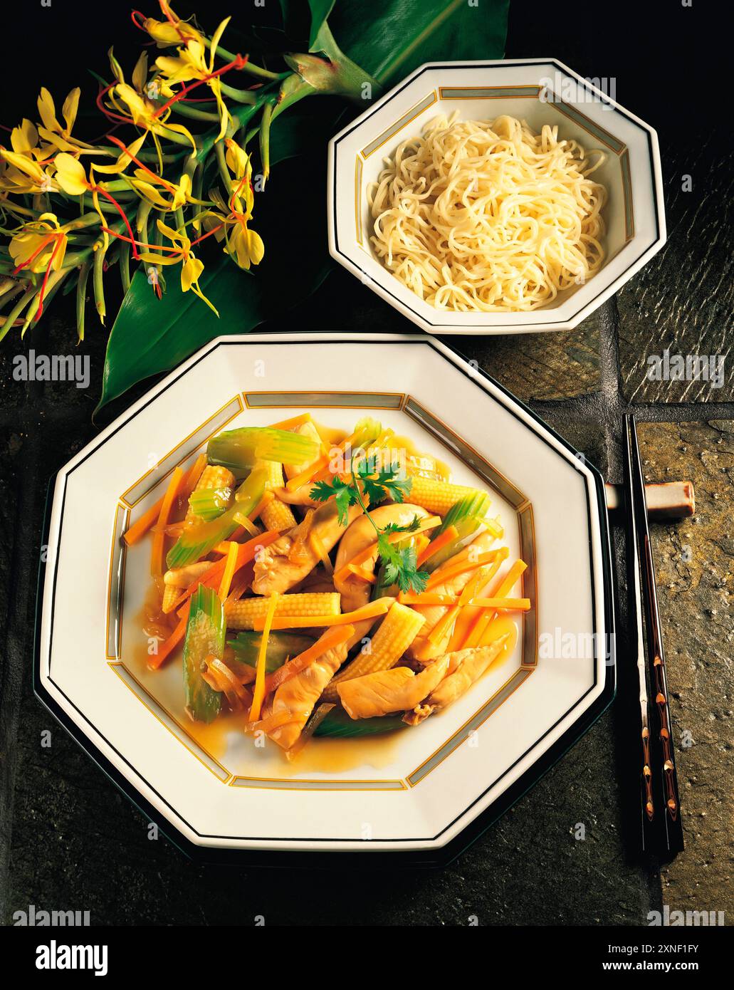 Nature morte. Cuisine chinoise. Poulet au gingembre et nouilles. Banque D'Images