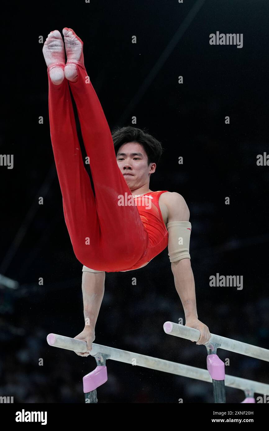 Zhang Boheng, of China, performs on the parallel bars during the men's artistic gymnastics all-around finals in Bercy Arena at the 2024 Summer Olympics, Wednesday, July 31, 2024, in Paris, France. (AP Photo/Francisco Seco) Banque D'Images
