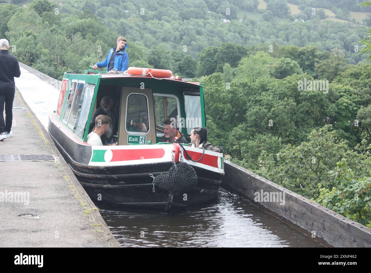 L'aqueduc de Pontcysyllte est un aqueduc navigable qui transporte le canal de Llangollen à travers la rivière Dee dans la vallée de Llangollen au nord-est du pays de Galles Banque D'Images