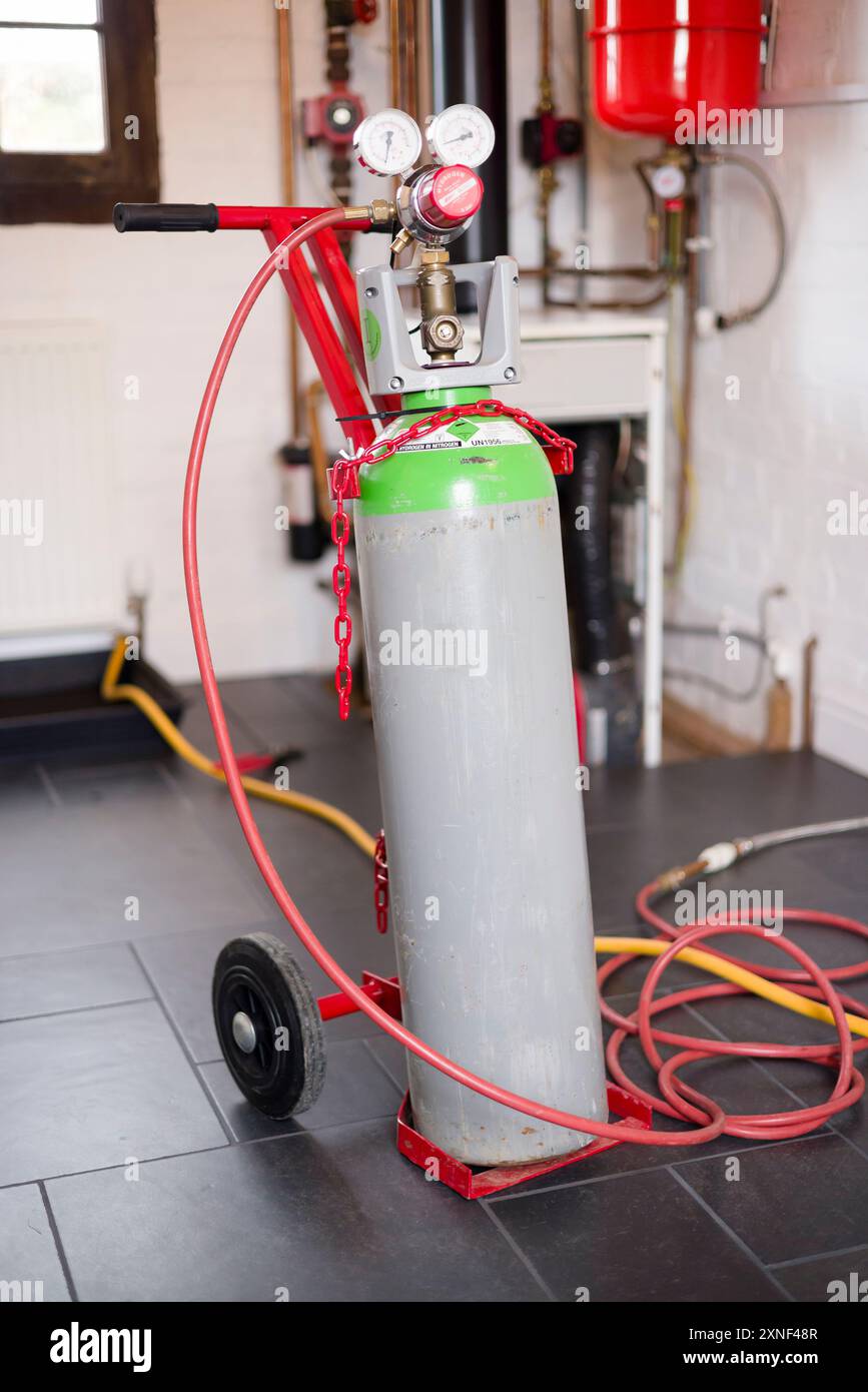 BUCKINGHAMSHIRE, Royaume-Uni - 07 mars 2024. Détection de fuite du chauffage central. Bouteille de gaz traceur connectée à un système de chauffage central domestique dans une maison britannique Banque D'Images